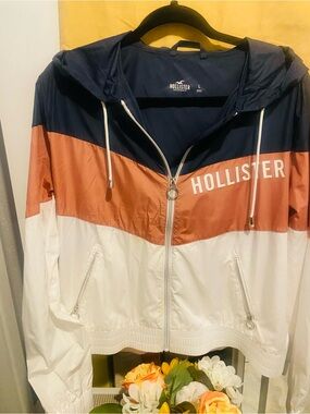 Hollister Women’s Navy, Rust & White Colorblock Windbreaker